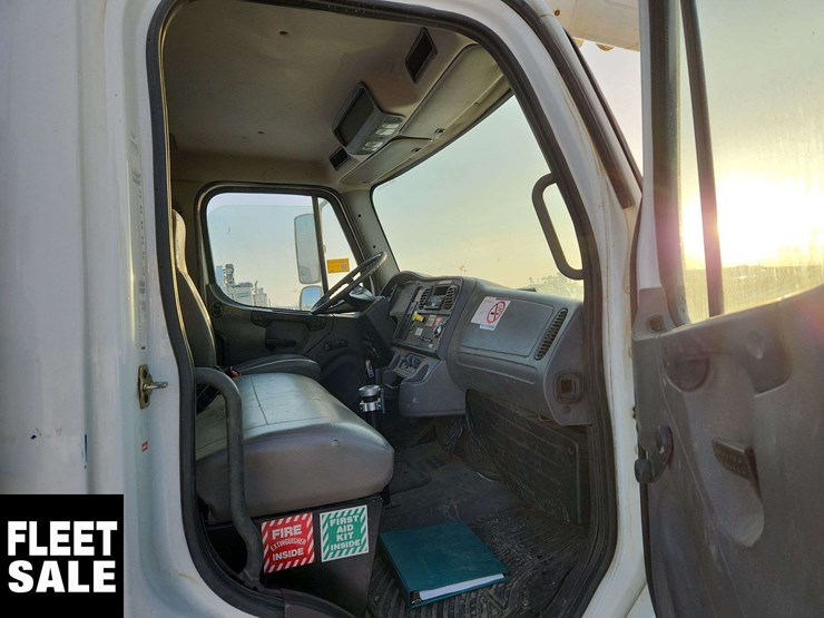 2004-freightliner-m2-106-image-35