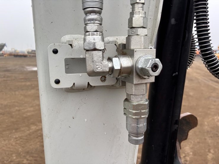 2021-takeuchi-tb240-image-16