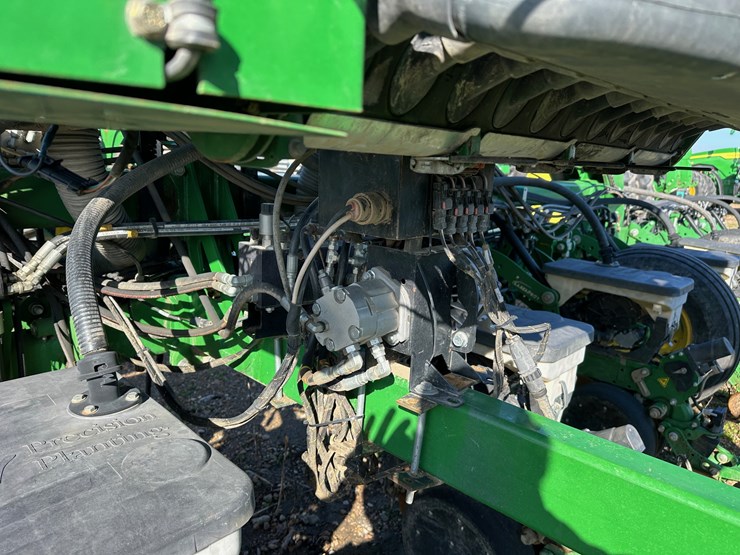 #4308-•-precision-planter-12-row-40"-planter-image-9
