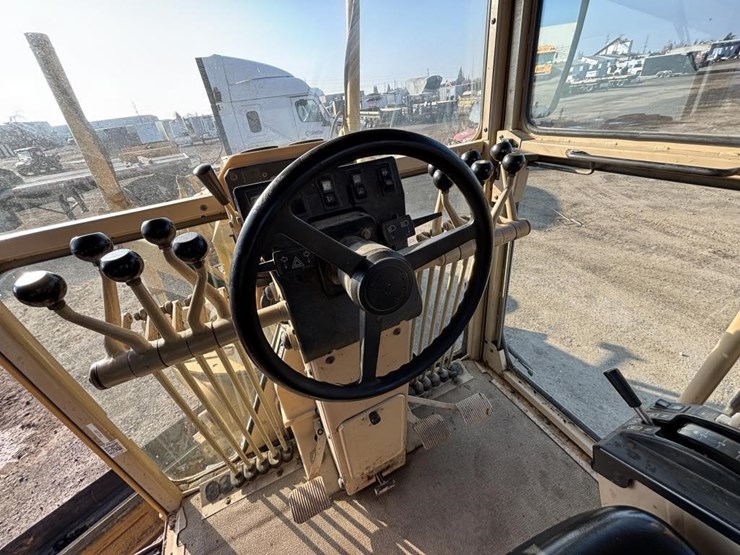 2005-caterpillar-143h-image-36