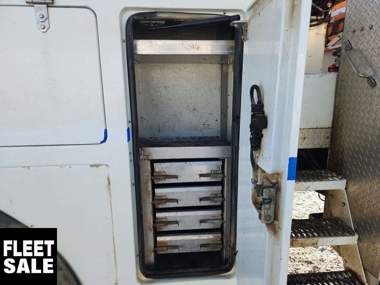 2008-freightliner-m2-106-image-29