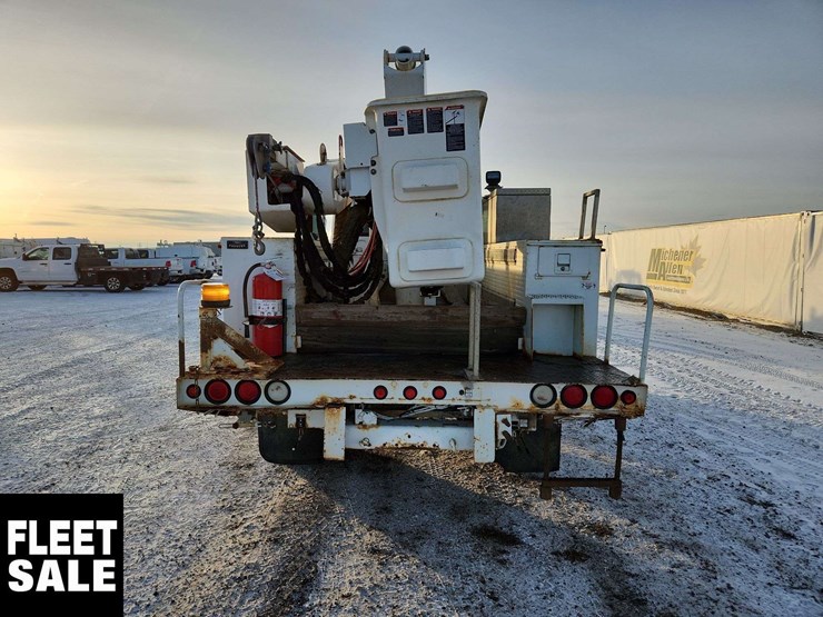 2004-freightliner-m2-106-image-7