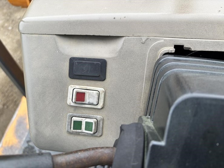 2011-case-570m-xt-image-33