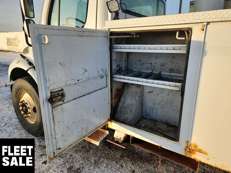 2004-freightliner-m2-106-image-24