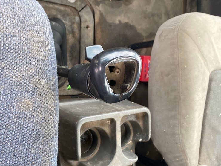 2005-sterling-at-9000-semi-tractor-image-38