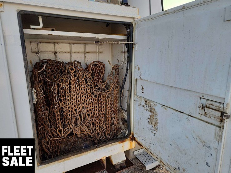 2004-freightliner-m2-106-image-31