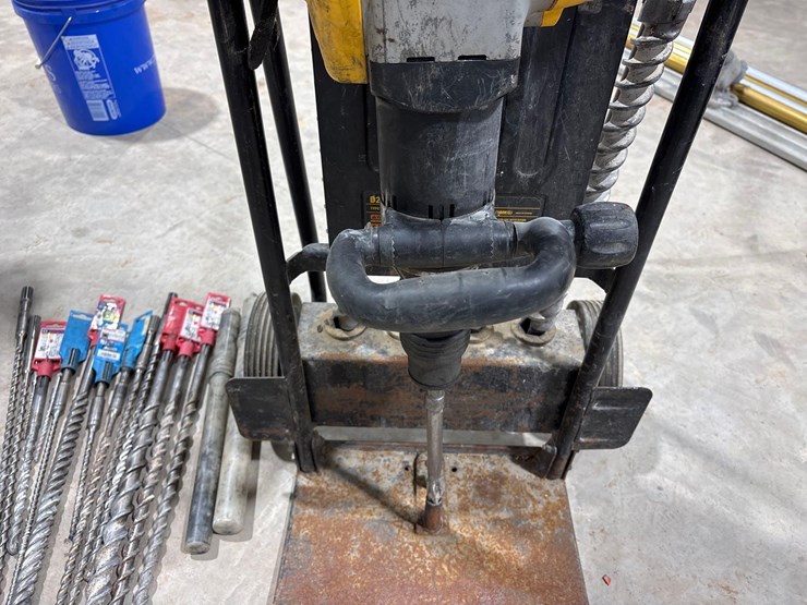 dewalt-d25901-demolition-hammer-image-5