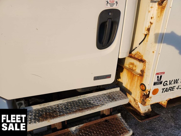 2004-freightliner-m2-106-image-38