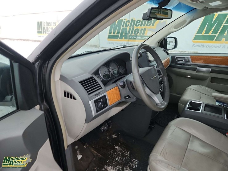 2009-chrysler-town-&-country-image-19