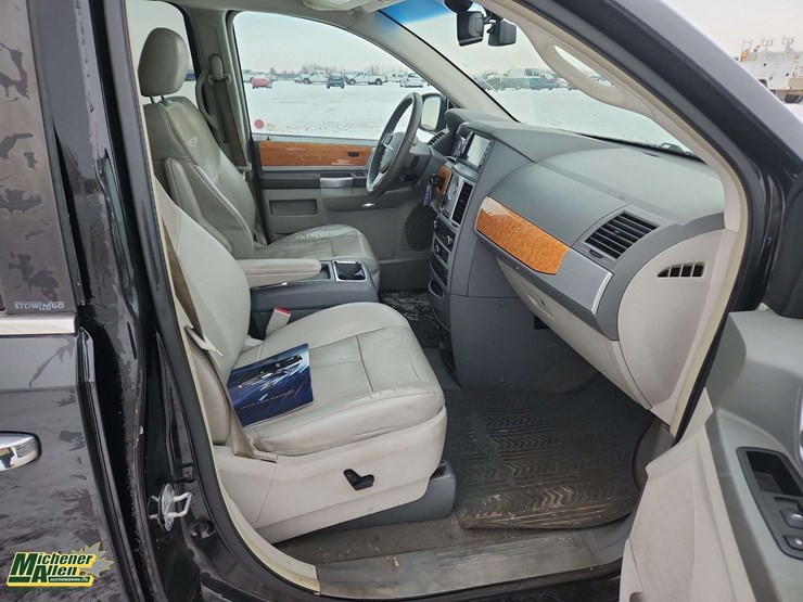 2009-chrysler-town-&-country-image-24