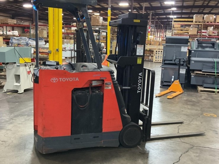 (inv.51024)-toyota-7bncu20-forklift,-4000-lbs-capacity,-2-stage-mast,-48"-forks,-side-shift,-36-v-image-2