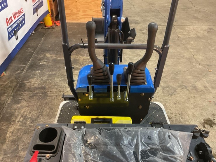 (inv.50010)-new-unused-kylin-kn12-mini-excavator,-14-hp-gas-engine,-manual-thumb,-16"-bucket,-blade-image-10