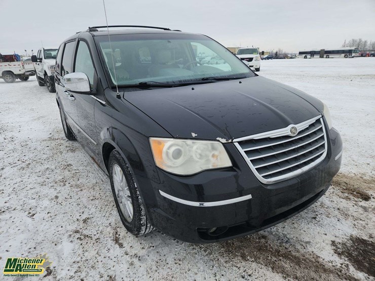 2009-chrysler-town-&-country-image-2