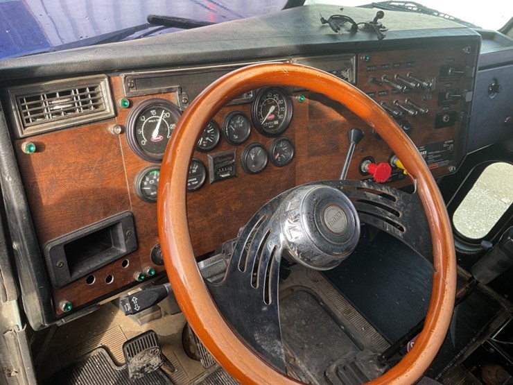1996-peterbilt-378-image-4