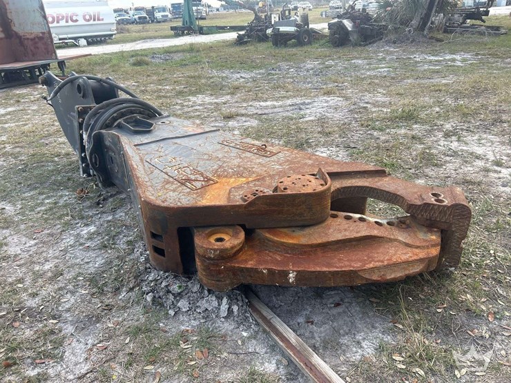 zato-hydraulic-demolition-shears-excavator-attachment-image-4