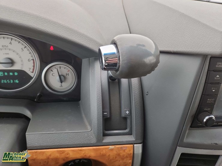 2009-chrysler-town-&-country-image-12