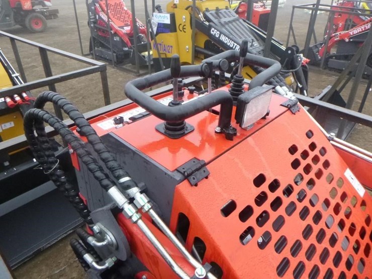 2025-agt-ysrt14-skid-steer-track-loader-image-14