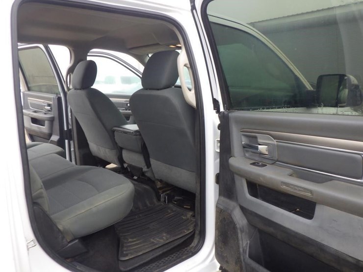 2016-dodge-3500-image-8