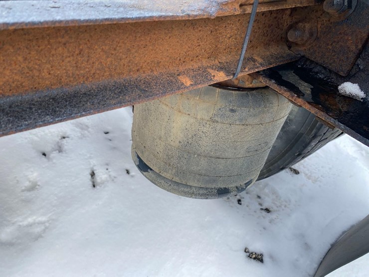 2005-sterling-at-9000-semi-tractor-image-18