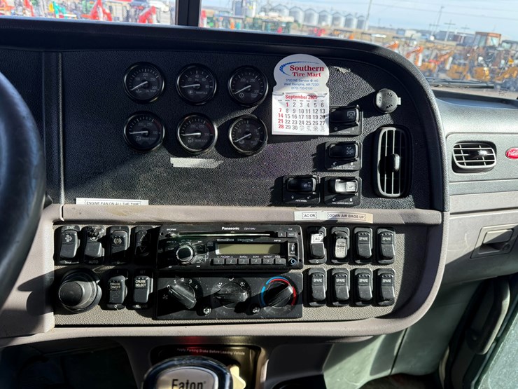 2014-peterbilt-389-image-41