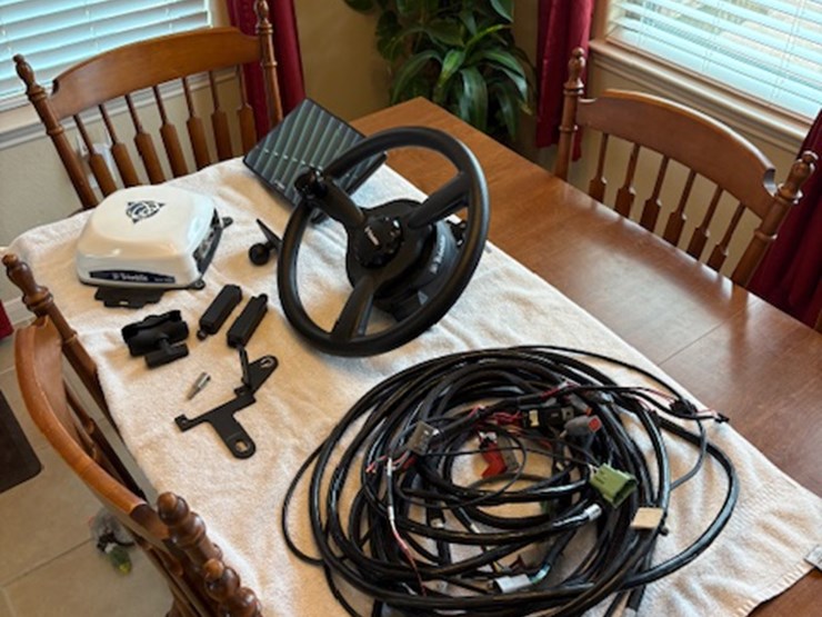 #4154-•-2023-trimble-gfx-1060-guidance-system-with-auto-steer-image-2