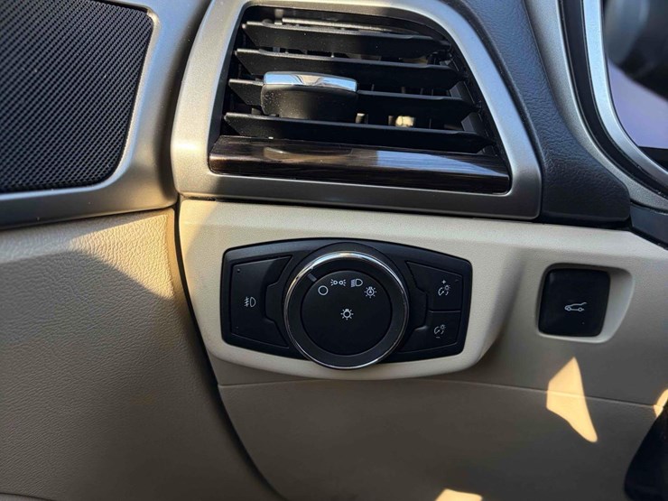 2014-ford-fusion-se-image-12