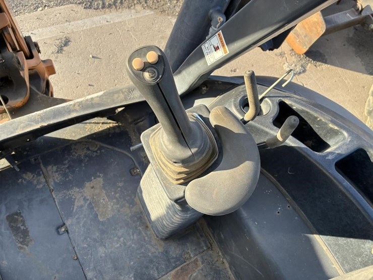 2017-case-580sn-image-28