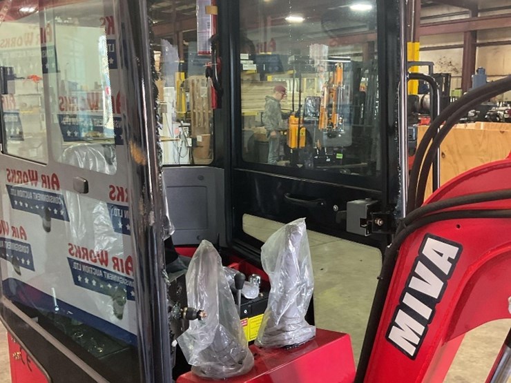 (inv.50032)-2025-miva-va13c-mini-excavator,-13.5-hp-gas-engine,-aux.-hydraulics,-has-broken-glass-image-17
