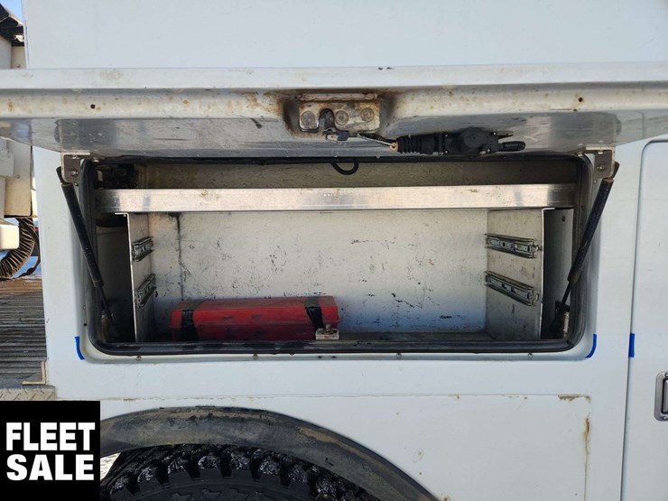 2008-freightliner-m2-106-image-30