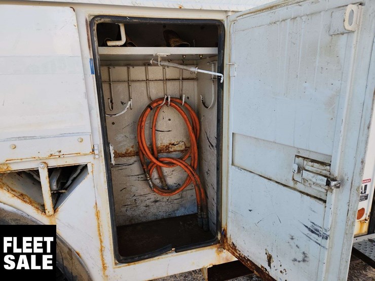 2004-freightliner-m2-106-image-30