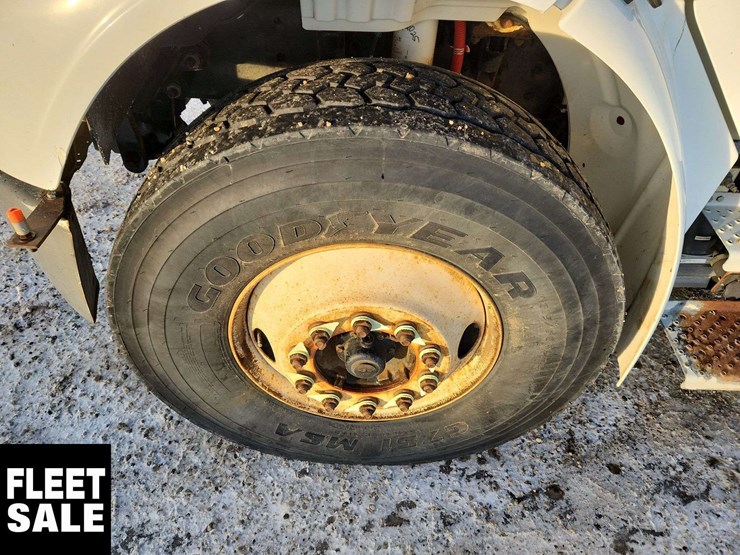 2004-freightliner-m2-106-image-14