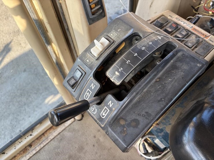 2005-caterpillar-143h-image-44