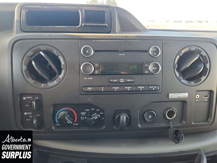 2014-ford-cargo-image-24