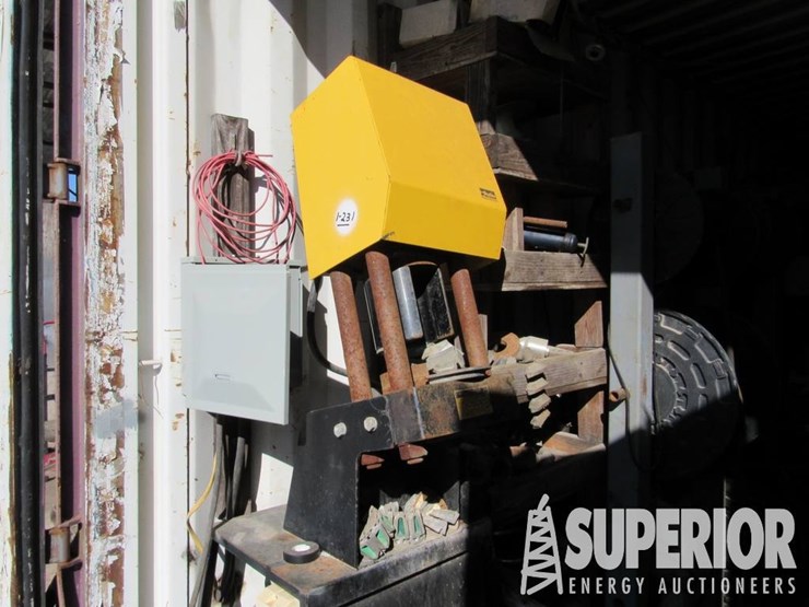 (1-231)-8'-x-8'-x-40'-shipping-container,-w/-fluo...-image-4