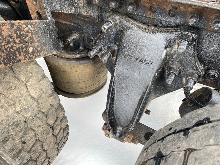 2005-sterling-at-9000-semi-tractor-image-20