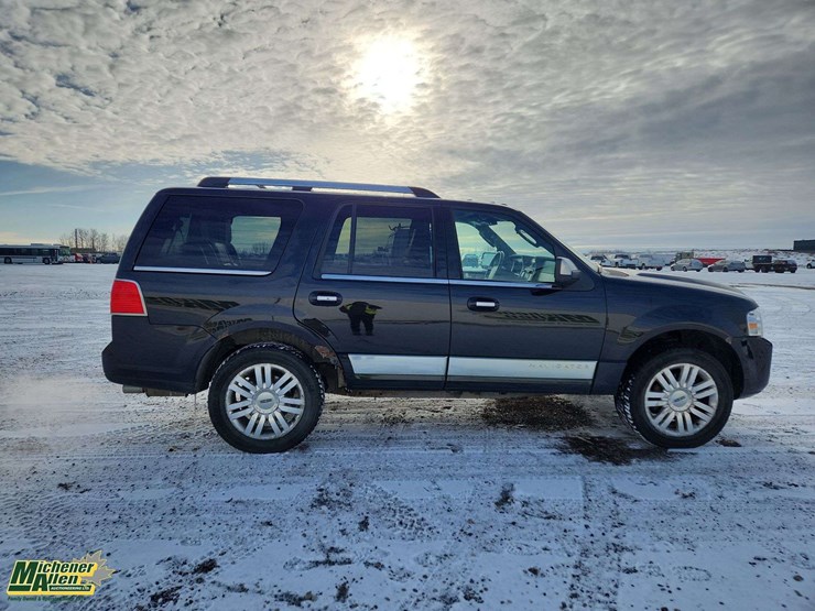 2013-lincoln-navigator-image-8
