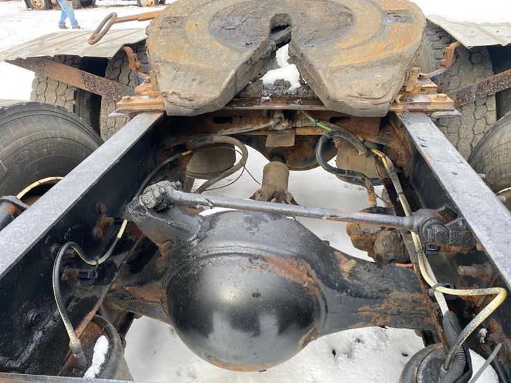 2005-sterling-at-9000-semi-tractor-image-17