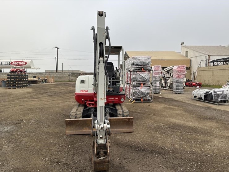 2021-takeuchi-tb240-image-6