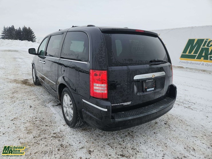 2009-chrysler-town-&-country-image-3