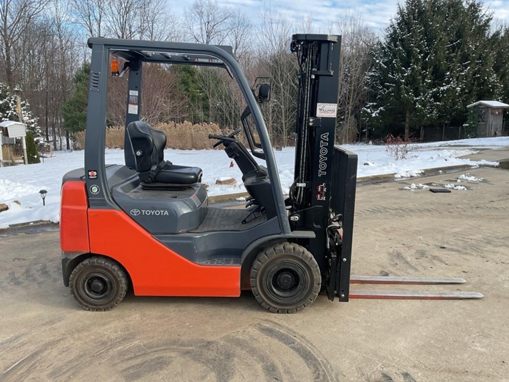 (inv.51000)-2016-toyota-8fdu18-diesel-forklift,-567-hours,-4000-cap,-3-stage-mast,-fork-positioner-image-2