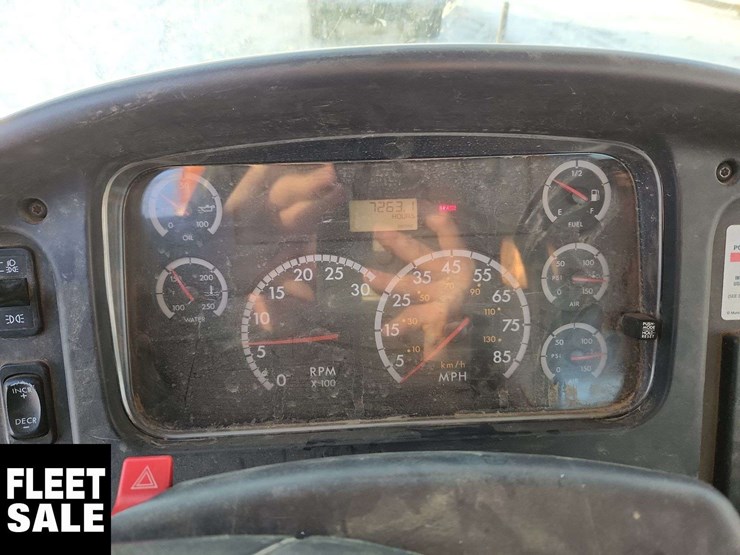 2004-freightliner-m2-106-image-17