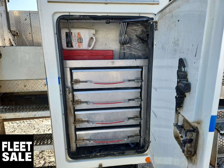 2008-freightliner-m2-106-image-28