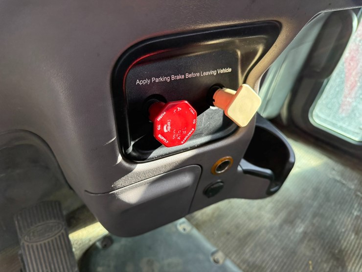 2014-peterbilt-389-image-43