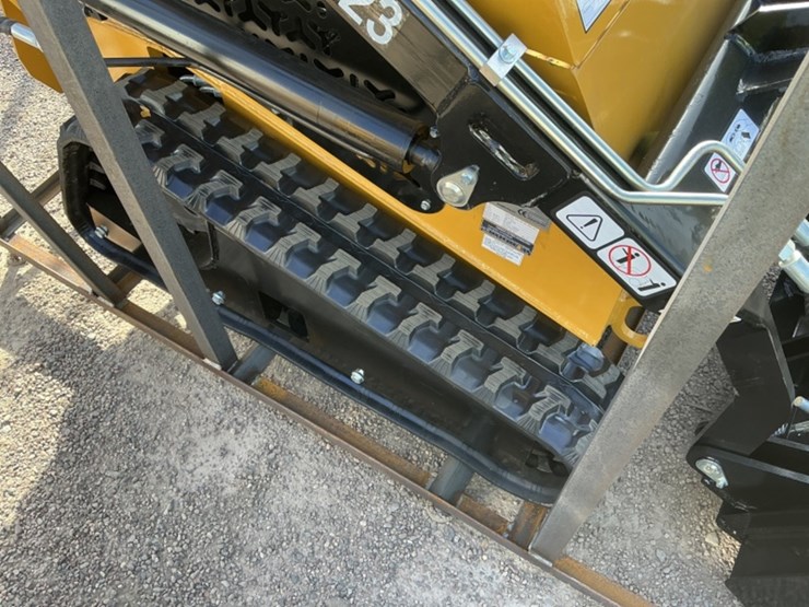 2025-agt-mx-crt23-skid-steer-image-6