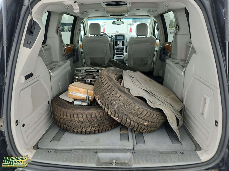 2009-chrysler-town-&-country-image-25