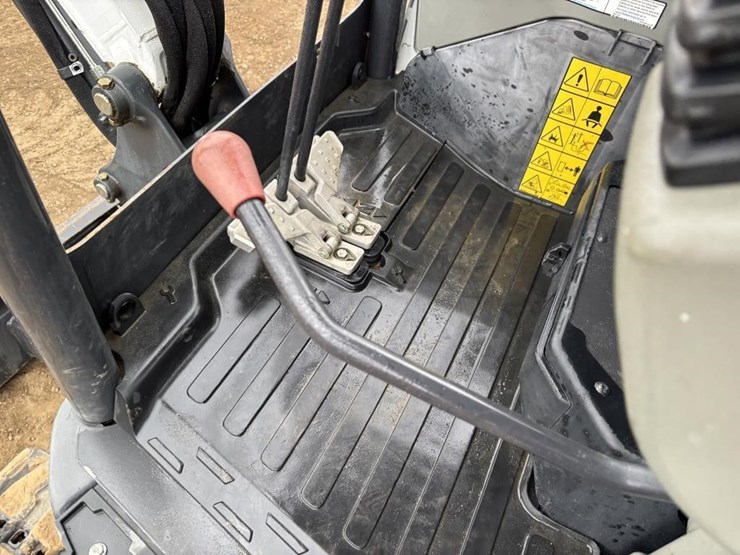 2021-bobcat-e26-image-31