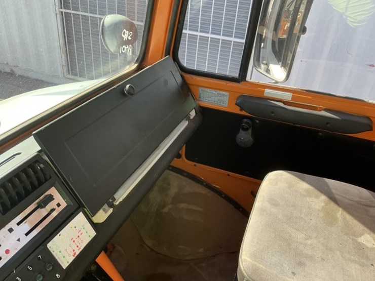 daimler-benz-ag-unimog-424-loader-truck-image-29