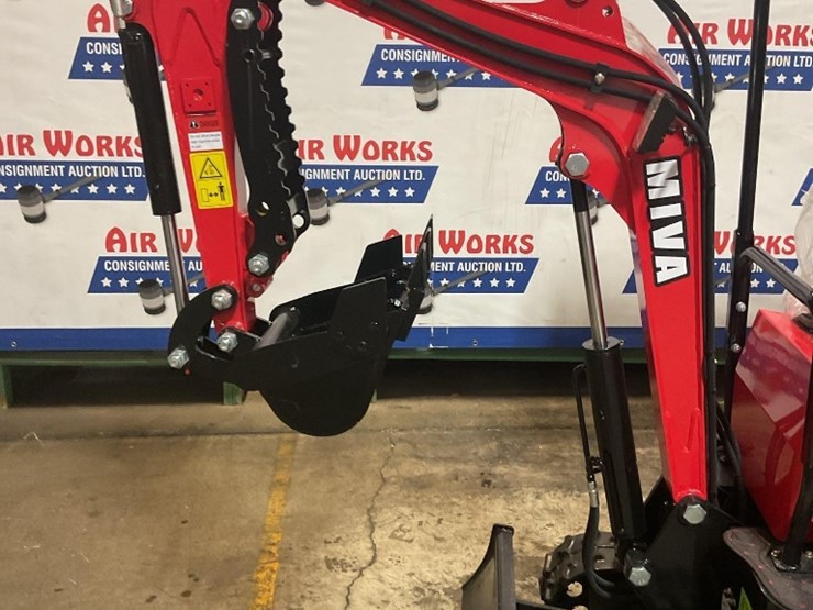 (inv.50031)-new-unused-miva-va13-mini-excavator,-13.5-gas-engine,-manual-thumb,-15"-bucket,-blade-image-4