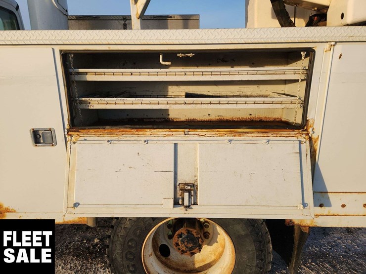 2004-freightliner-m2-106-image-26