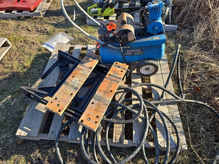 electric-air-compressor,-stand,-and-hose-image-4